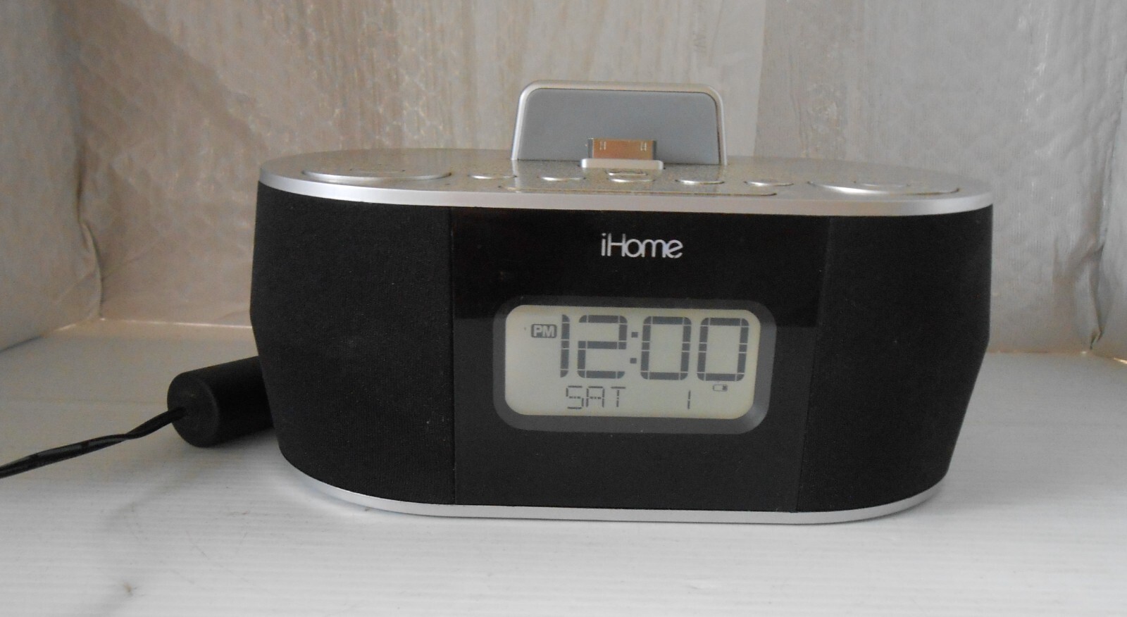 iHome iD38 Dual Charging Alarm Clock Radio Stereo FM Black Silver T-1119