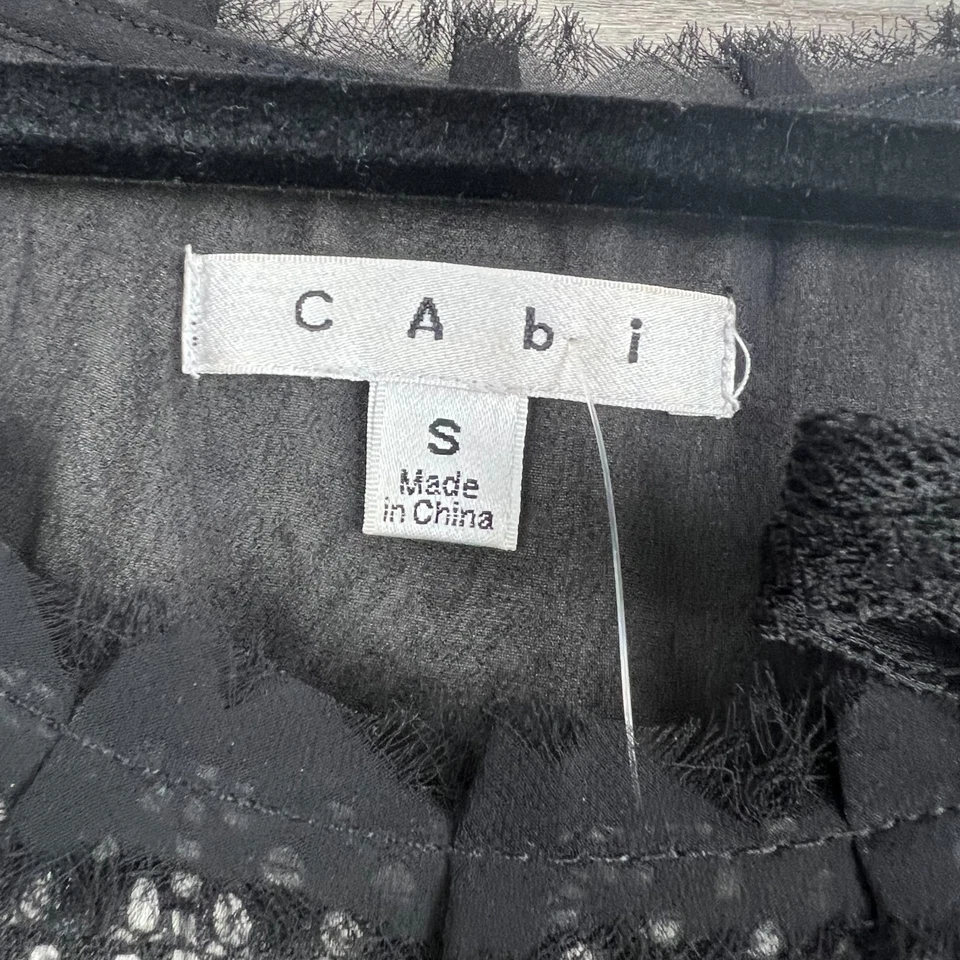 Camiseta sin mangas CAbi para mujer pequeña superposición de encaje negra dobladillo crudo detalle de lazo carrera de bruja Foto 3 de 4