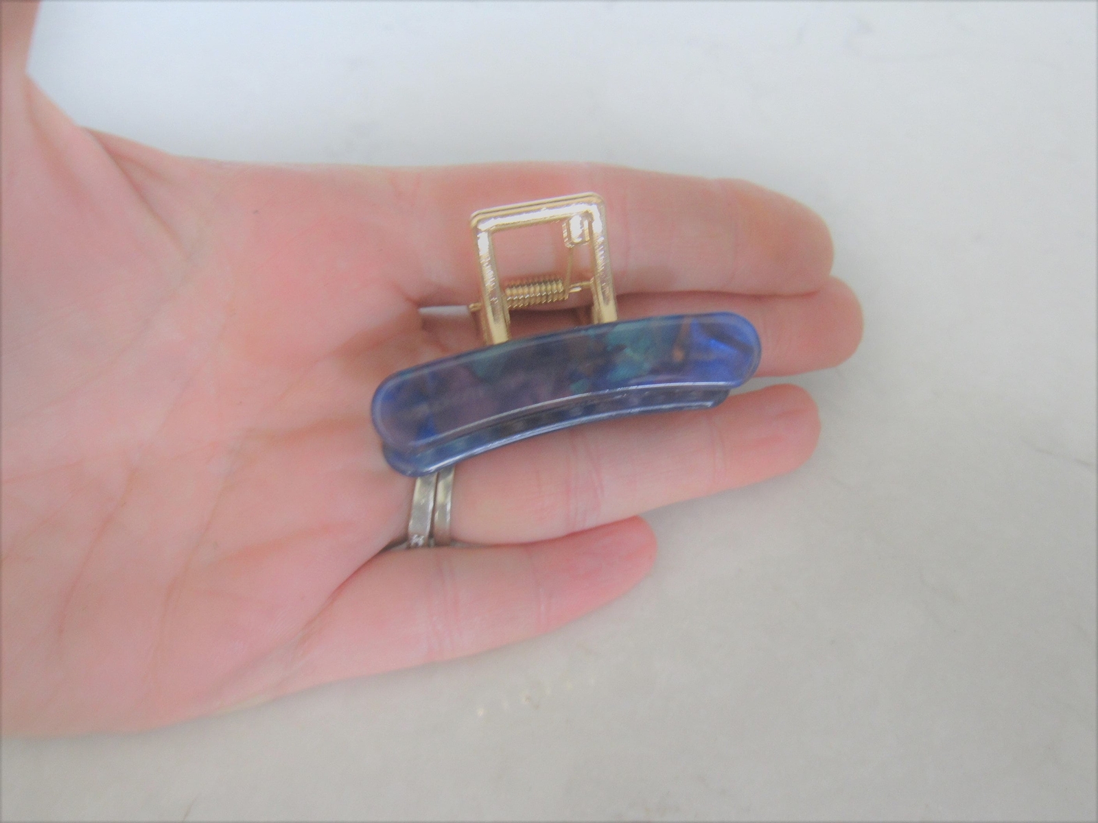 Small abalone sea shell effect metal hair claw clamp clip for fine thin hair