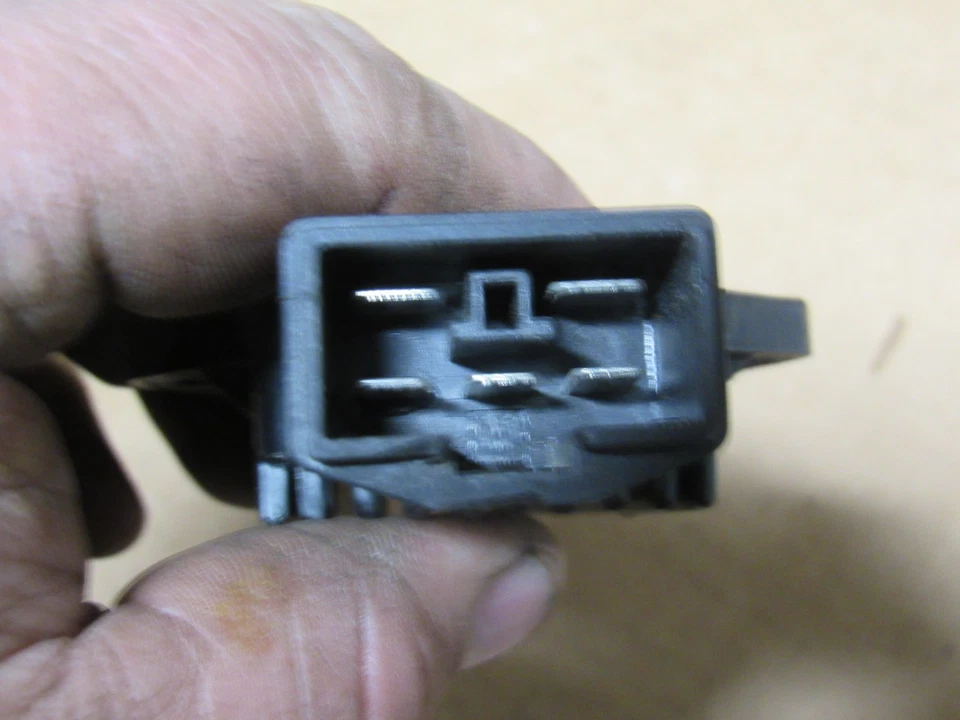 1993 Honda CBr900RR Voltage Regulator Rectifier - Image 3 of 4