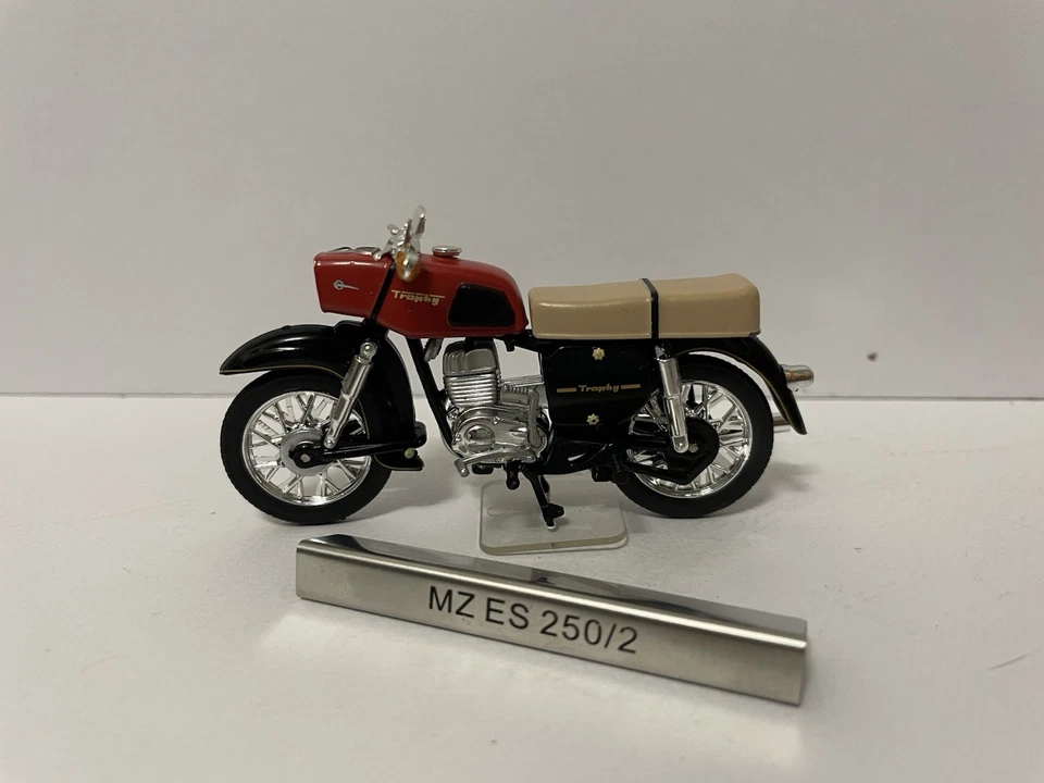 Atlas Verlag 1971 MZ ES 250/2 Motorrad DDR Motorräder 1/24 in Plastikverpackung - Bild 2 von 4
