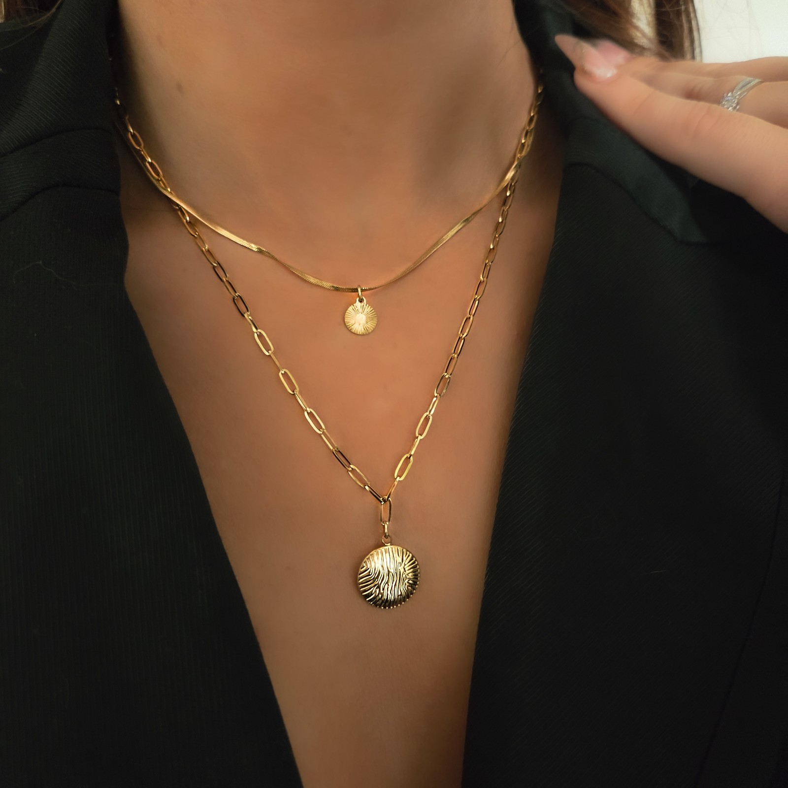 Collier double rang doré médaillons solaires gravés bijoux bohème chic