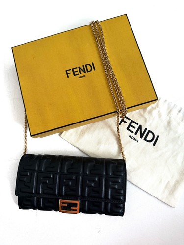 Cartera Fendi Continental Baguette Negra Napa Repujado FF Cuero con Cadena - Imagen 17 de 23