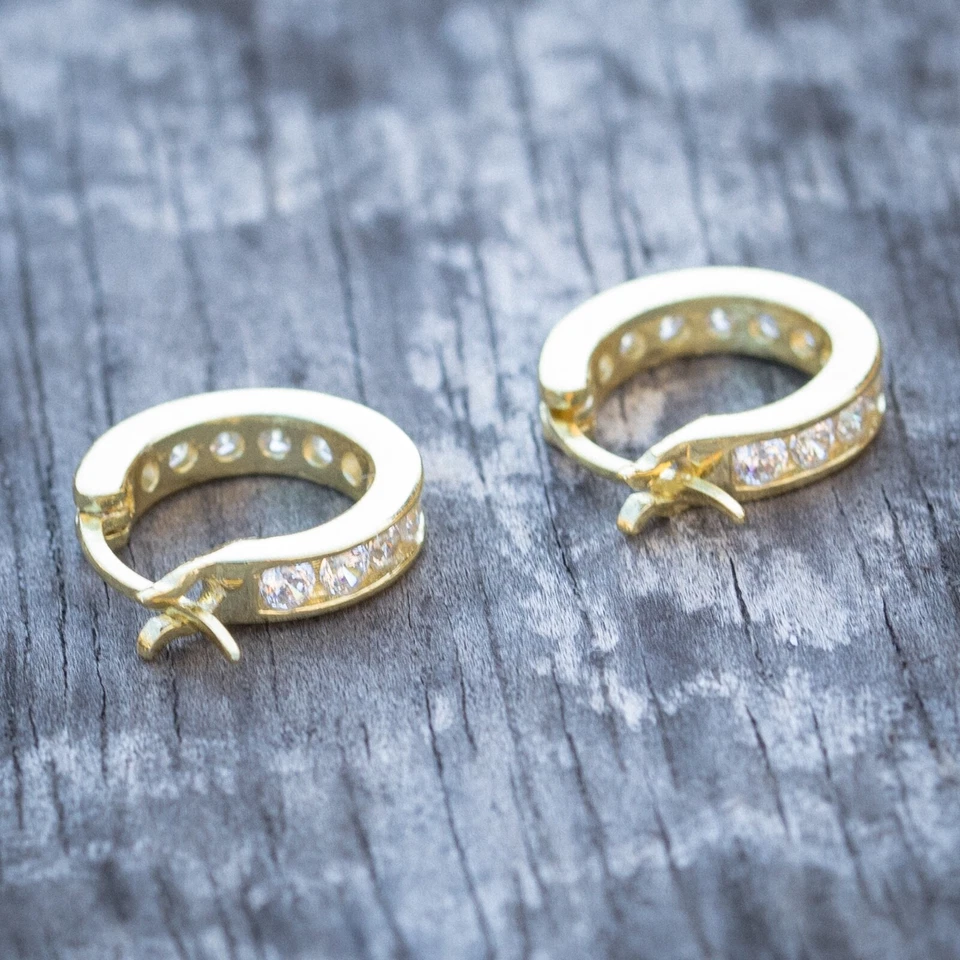 Pendientes de aro Huggie de plata esterlina enchapados en oro amarillo de circonitas pequeñas heladas para hombre Foto 4 de 4