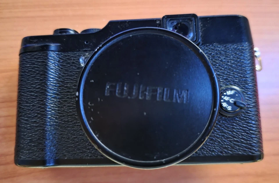 Fujifilm X10 hochwertige Kompakt-Digitalkamera - schwarz - TOP Zustand - Bild 1 von 4