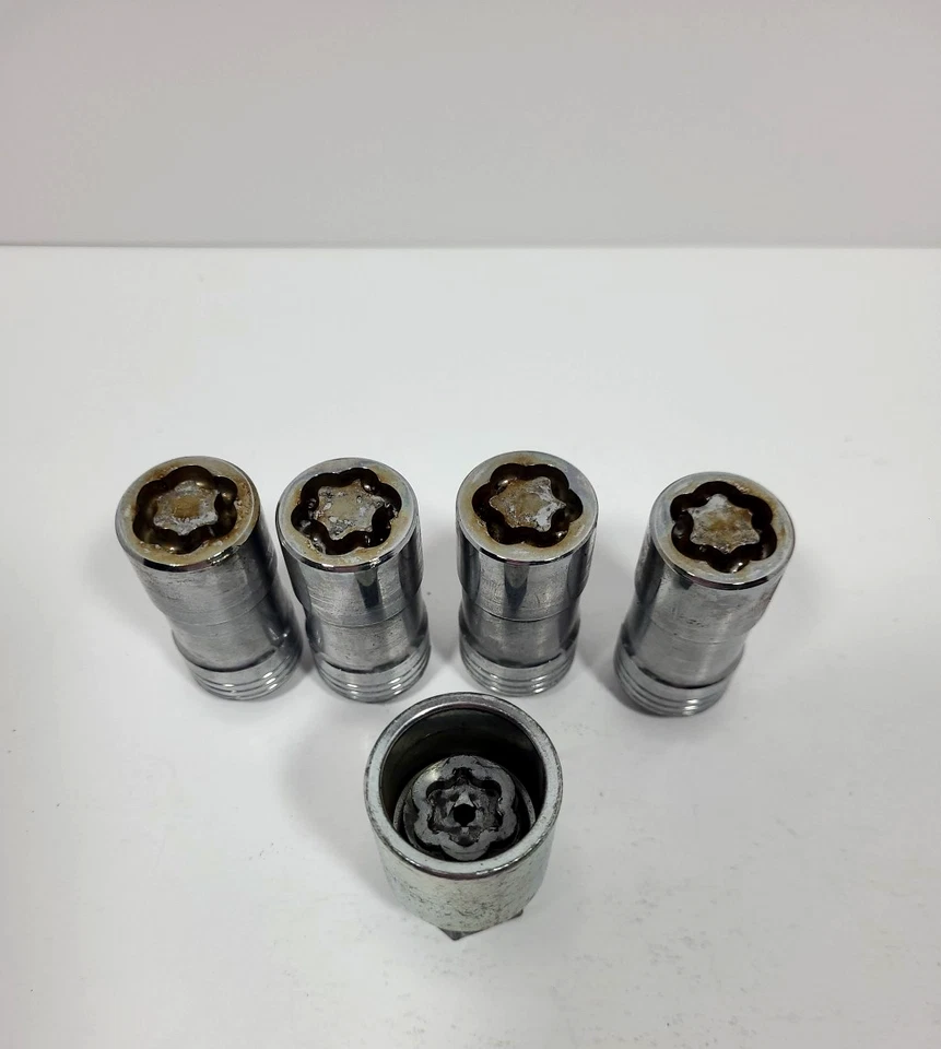 Wheel Lock/Lug Lock Set GM ACCESSORIES # 19259109 GR 5.875 - Used - Image 3 of 4