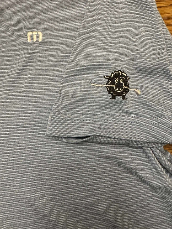 Camisa Travis Mathew Azul Claro Cuello Con Logotipo de Club de Golf Oveja Negra Talla XL Foto 4 de 4