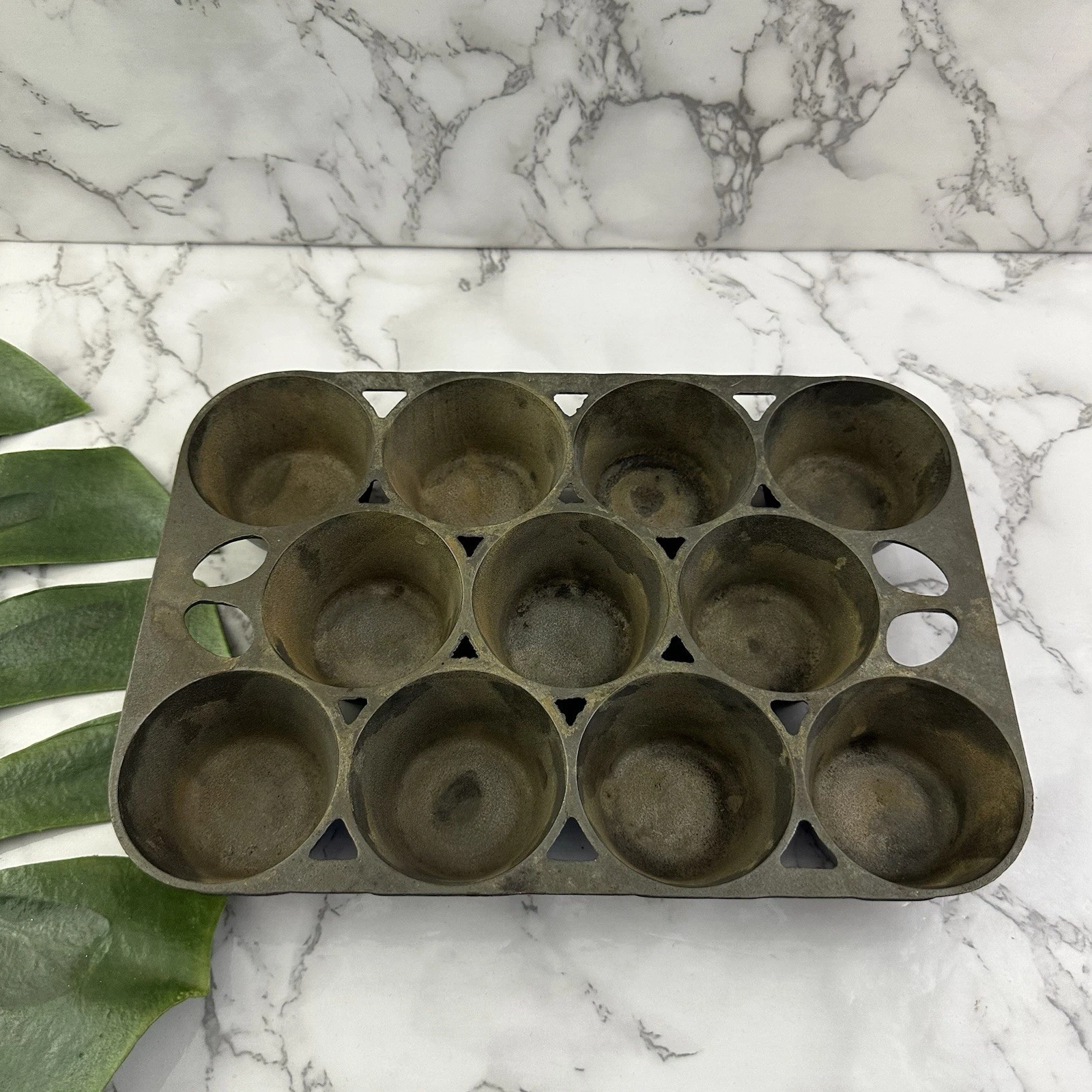 Griswold Vintage Cast Iron Muffin Pan 949 USA 11 Count Popover Baking No 10