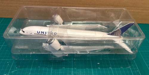 United Airlines Boeing 787-800 1:200 Scale Model Aircraft Snap Fit PacMin - Bild 16 von 22