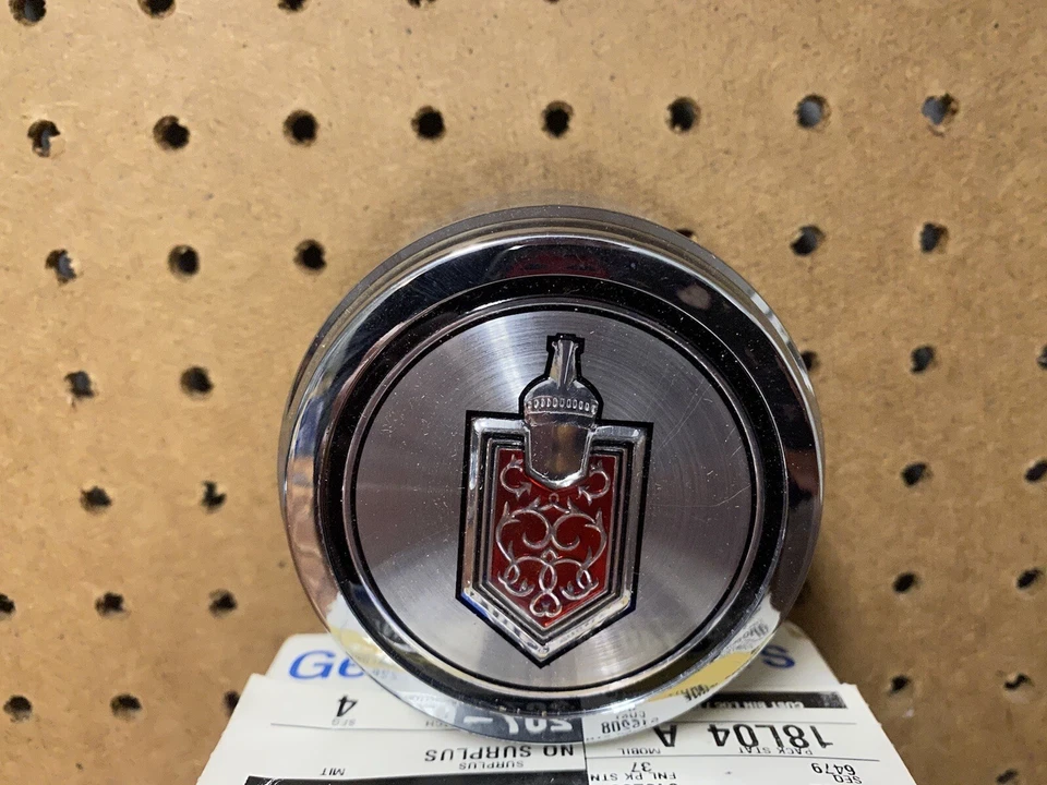 Cubierta de rueda central vintage Chevy Monte Carlo El Camino Malibu 1982 NUEVO STOCK ANTIGUO Foto 2 de 4