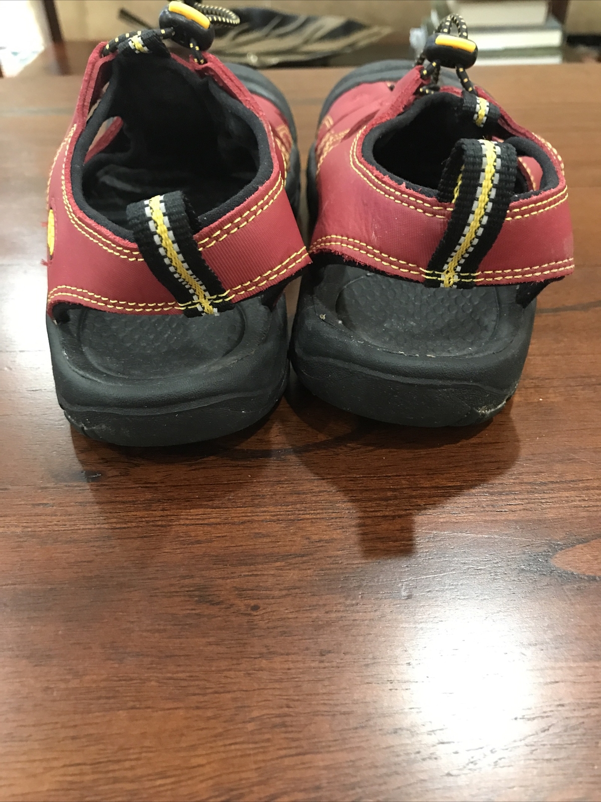Scarpe sandalo acqua KEEN Newport H2 bambino o ragazza più grande 4 punta chiusa rosso