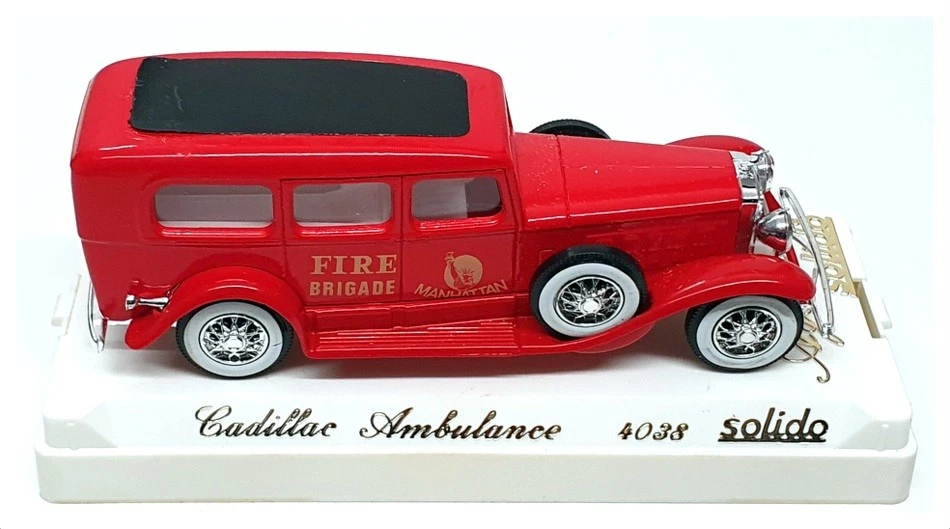Sólido escala 1/43 4038 - Ambulancia Cadillac Manhattan Bomberos - Rojo Foto 4 de 4