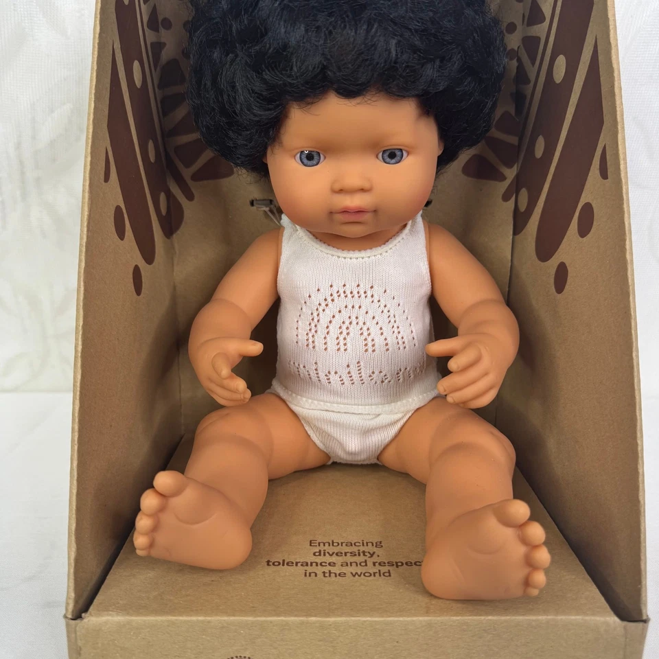 Muñeca bebé educativa Miniland niño caucásico pelo rizado negro 15 pulgadas Foto 4 de 4