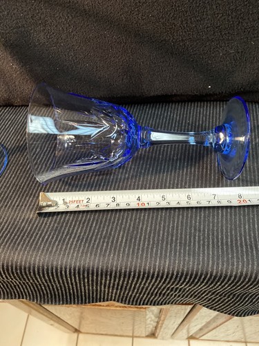 BICCHIERI VINO STELO AVON TAGLIO BLU CRISTALLO Calici 2 VETRI MOLTO BELLI 7,5” - Foto 5 di 8