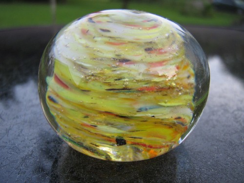 VIDRIO FORMA OVALADO 2."  PISAPAPELES TRANSPARENTE CON DISEÑO HILADO AMARILLO Y COLORES - Imagen 1 de 4