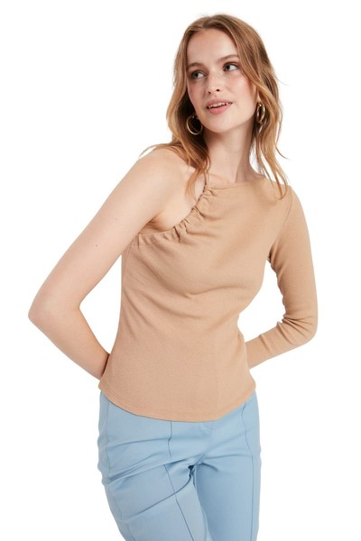 Trendyol Damen Slim Fit Basic Asymmetrischer Kragen Strickbluse, Rock, M-image