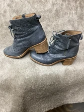 Sofft Sondra Women’s Embossed Leather booties Denim Blue Sz 8  Side Zip Lace Up