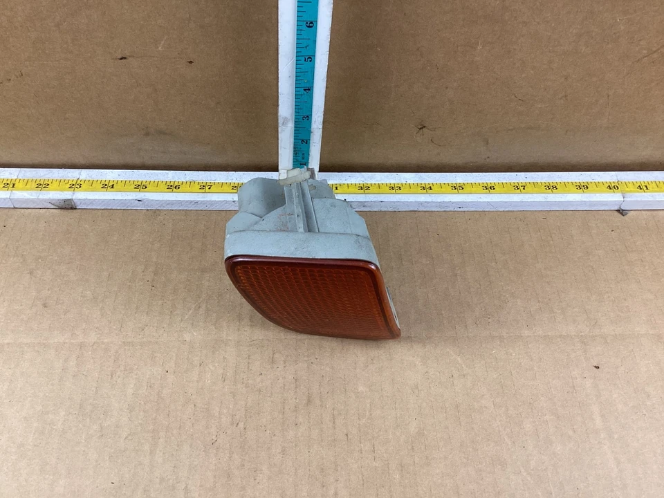 Luz de estacionamiento para parachoques del lado derecho del pasajero Toyota Tacoma 1998-2000 OEM Foto 2 de 4