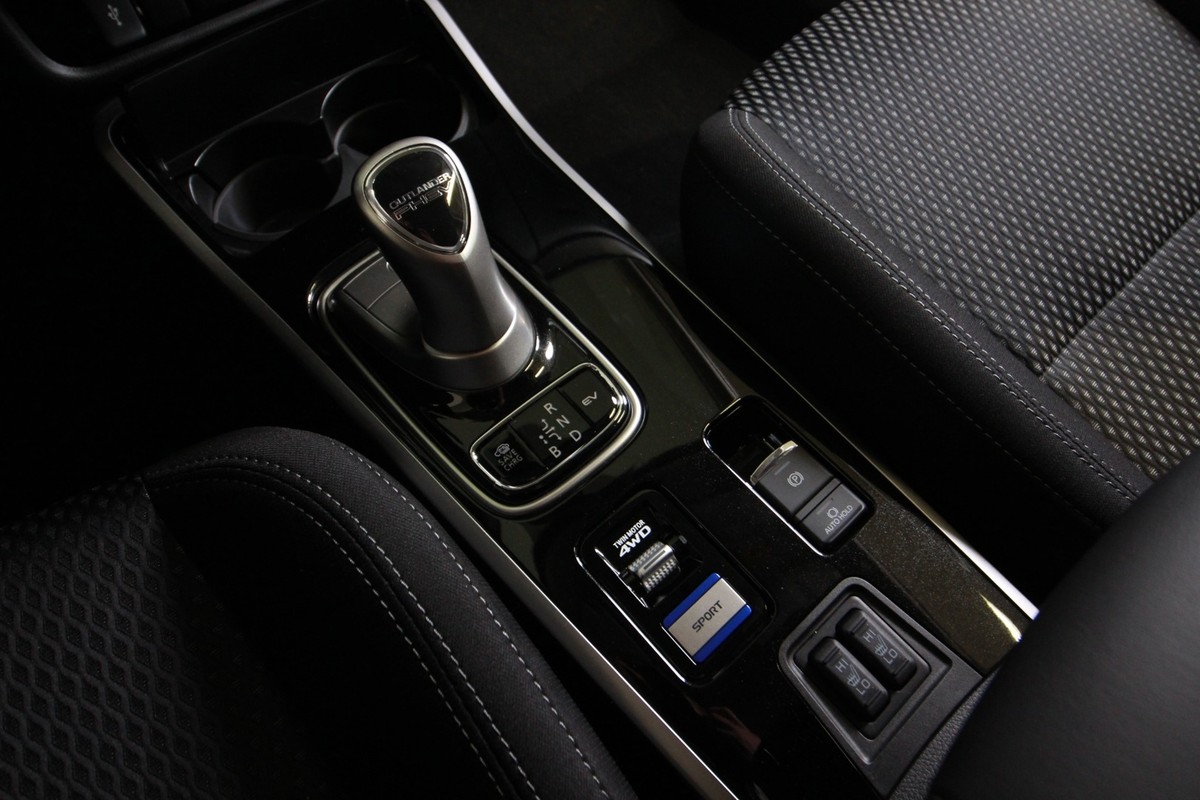 Mitsubishi Outlander 2,4 PHEV Inform+ CVT 4WD