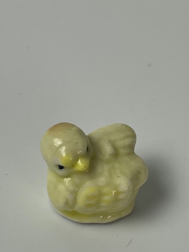 Vintage MINIATURE Porcelain Baby Yellow Chick * Chicken * Peep * Dollhouse  - Picture 1 of 3