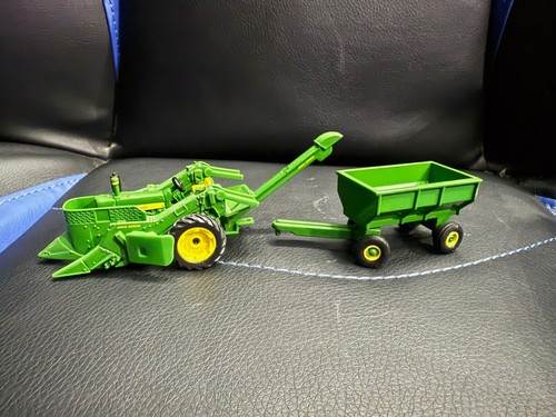 Ertl Diecast John Deere 630 Tractor w/ Picker & Wagon 1:64 Scale - Picture 2 of 10