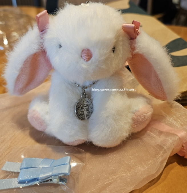 【STARBUCKS】Sweetie Fluffy Bunny Keychain Starbucks Korea Sweetie Fluffy Bunny Keychain 2025 V-Day