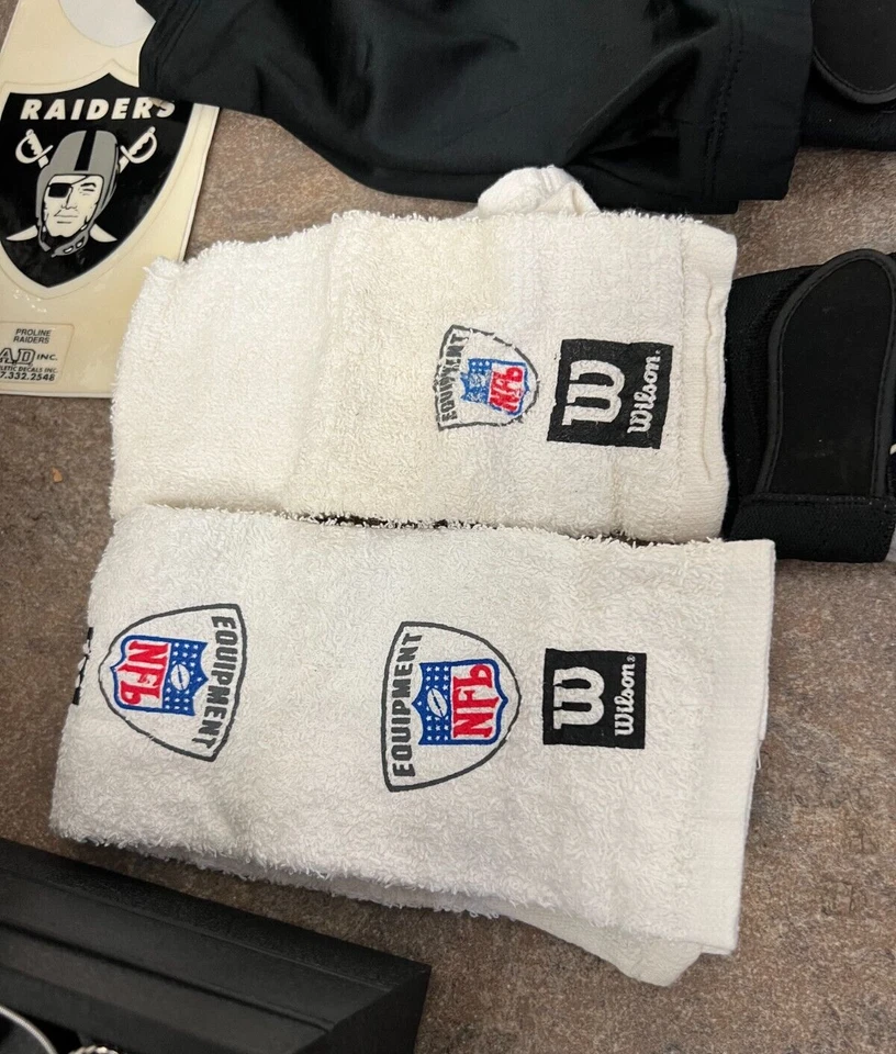 Colección de piezas de equipo de la NFL _ Guantes Magnigrip, calcetines de liniero y más Foto 4 de 4
