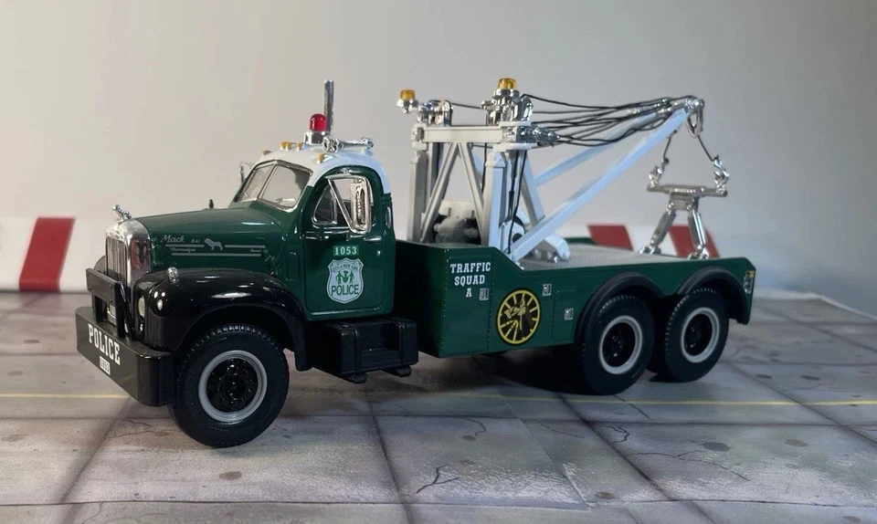 罕见 1/34 First Gear 复古纽约警察局绿色白色黑色 Mack Tow 卡车原装阅读 — 第 2/4 张图片