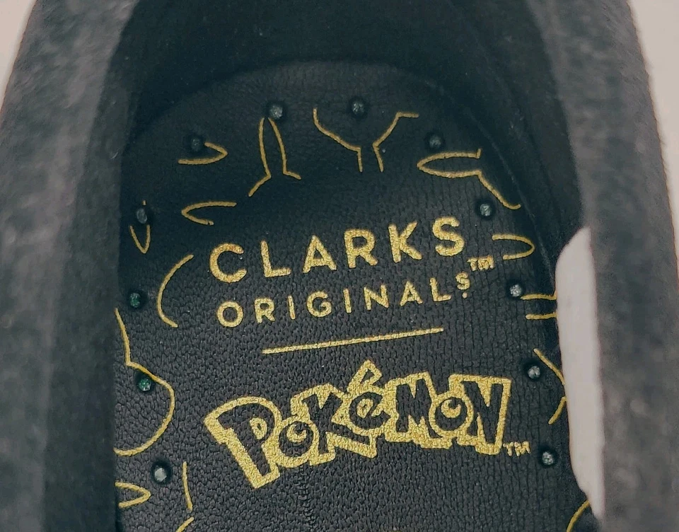 Clarks Wallabee Little Kid 12 Wide Go K Negro Gamuza Pokemon Estampado Bota Desierto Foto 2 de 4