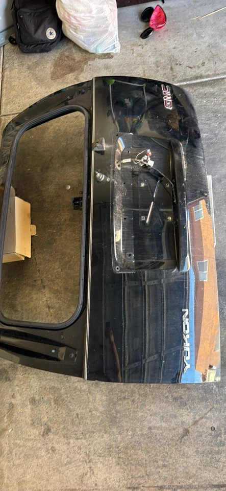 GMC Yukon 2013 puerta levadiza con alerón trasero tercera luz de freno Foto 4 de 4