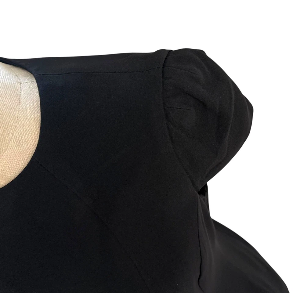 Vestido Alexander McQueen Pequeño Negro Hecho en Italia 44 Manga Gorra Volantes Parte Inferior Foto 4 de 4