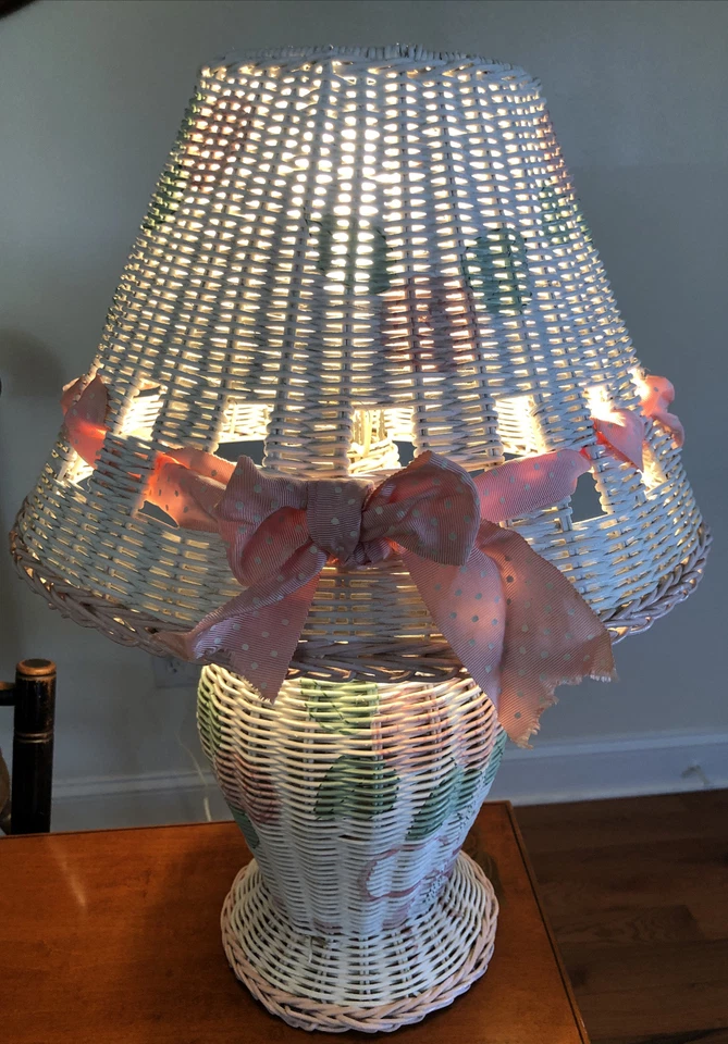 ¡Encantadora lámpara de mesa de mimbre de ratán pintada a mano con flores y lazos! Foto 2 de 4