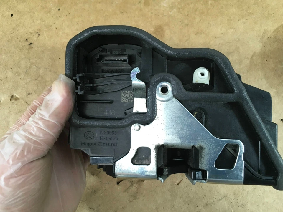 Оригинальный привод замка передней правой двери 2014 Mini Cooper Countryman 7318416. - Изображение 4 из 4