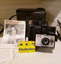 Camera Polaroid Square Shooter 2 Vintage w/ Case, Flash Cubes, Manual 1970's