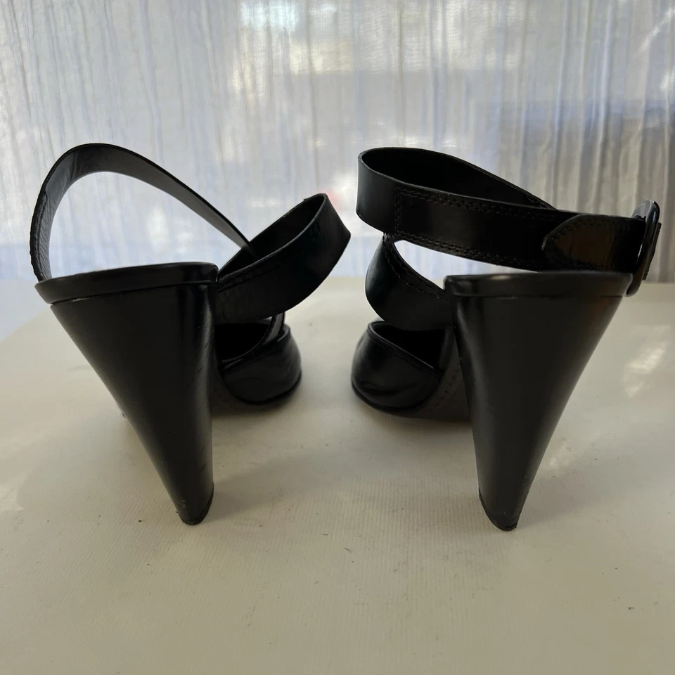 CoSTUME NATIONAL HTF Cuero Negro Puño al Tobillo Correa Bomba Tacones Punta 36.5 Foto 4 de 4