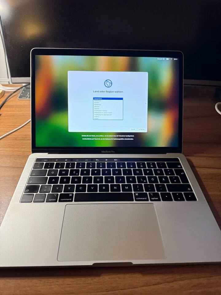 Apple MacBook Pro Retina TouchBar 13 Zoll i5 2,3 Ghz 256 GB SSD 8 GB 2018 Silber - Bild 2 von 4