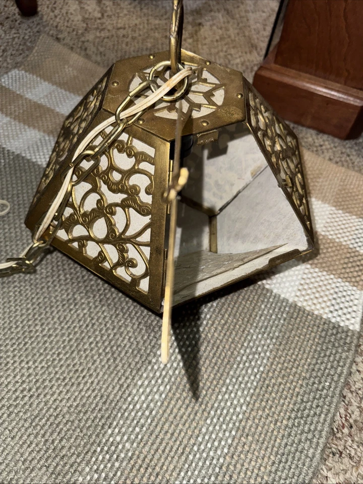 Lámpara de araña colgante asiática hecha a mano de latón perforada de los años 50 sin daños necesita limpieza Foto 4 de 4