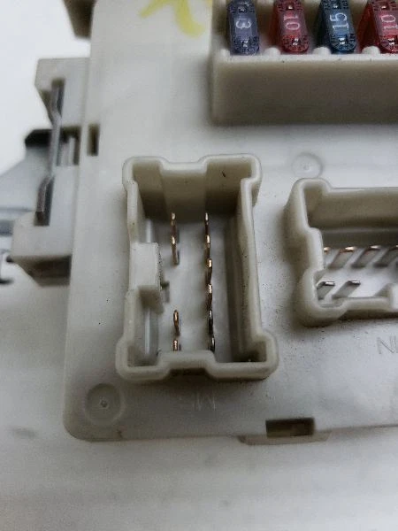 Infiniti M45 2003 cabina de caja de fusibles OEM 24350-CR910 Foto 3 de 4