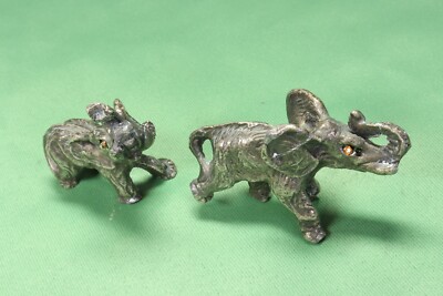 Pair of small elephants. Great quality. S.XX Pair of small elephants.