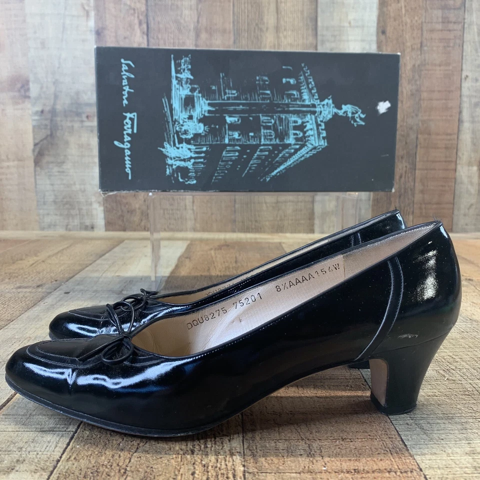 Bomba Salvatore Ferragamo de colección charol negro con arco pequeño talla 8,5 AAAA ESTRECHA Foto 4 de 4