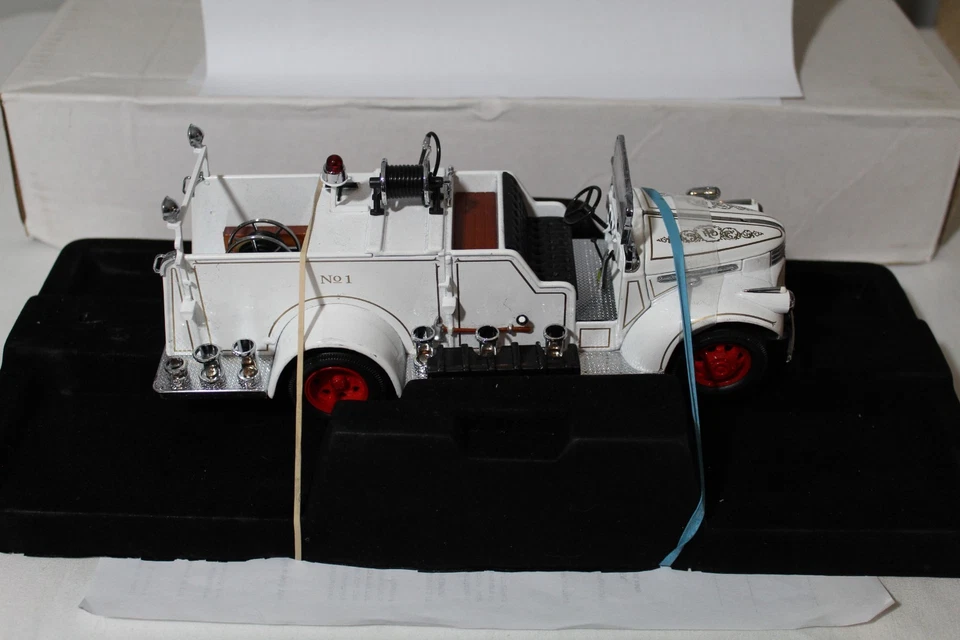 YAT MING Signature Series 1941 GMC Fire Truck 1:24 Scale - Image 3 of 4