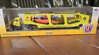 1:64 M2 Machines Auto Haulers mit 1969 1/2 Plymouth Road Runner