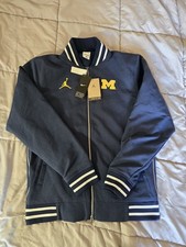 Chaqueta de bombardero Nike Air Jordan University of Michigan Wolverines para hombre pequeña