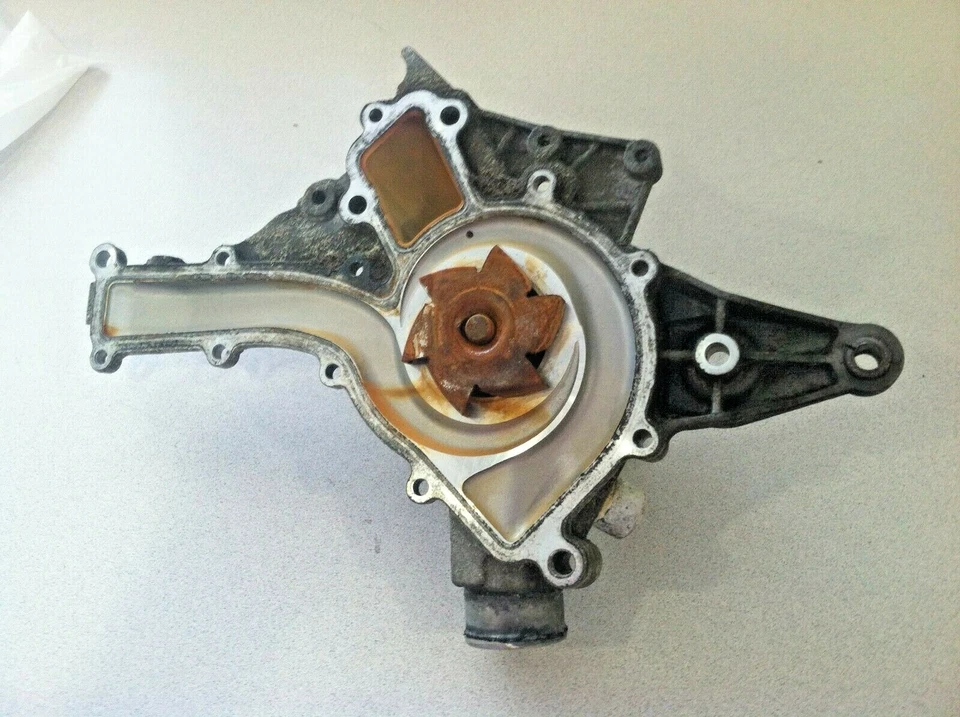 Mercedes-Benz E500 W211 2002-2009 ~ bomba de agua Foto 2 de 3