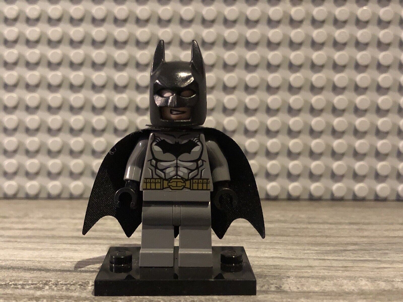 LEGO Batman Minifigure with Gold Belt & Batarang (71200) DC Super Hero Minifig