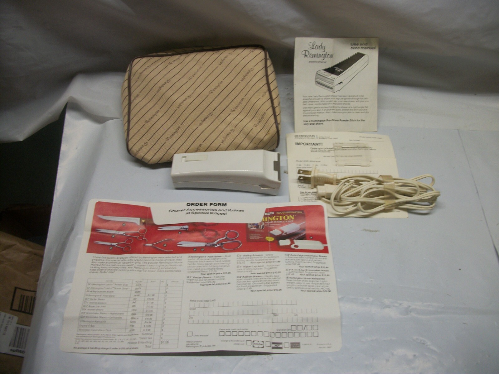 Lady Remington Razor Electric Shaver Model 6M2L1 Working with Case