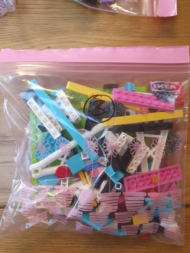 LEGO FRIENDS: Amusement Park Bumper Cars (41133). No box but all pieces included - Image 4 of 4