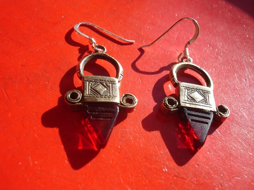 Niger Tuareg RED hand engraved ETCHED triangle earrings + silver hooks   L32 mm - Picture 2 of 6