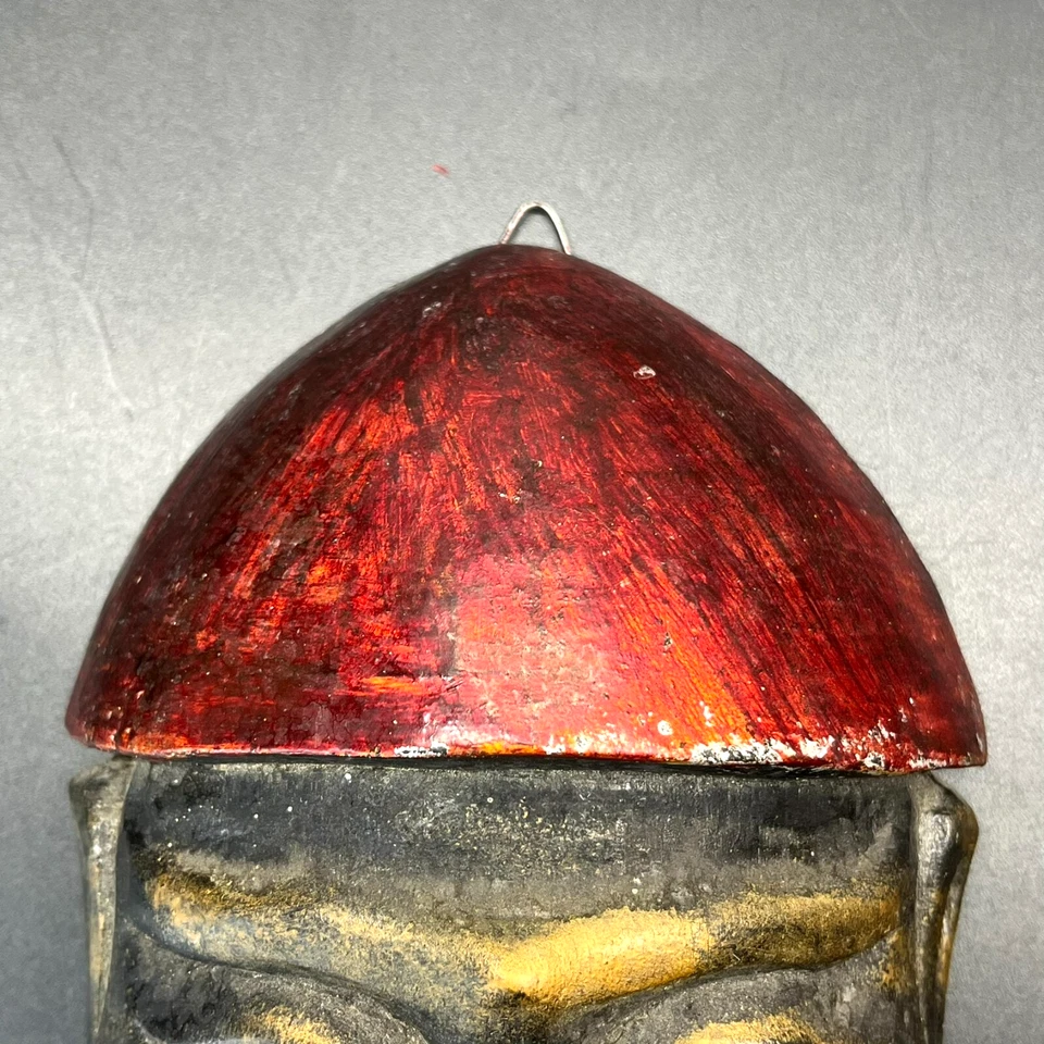 Máscara asiática antigua vintage tallada a mano de madera pintada hombre chino sombrero rojo bigote Foto 3 de 4