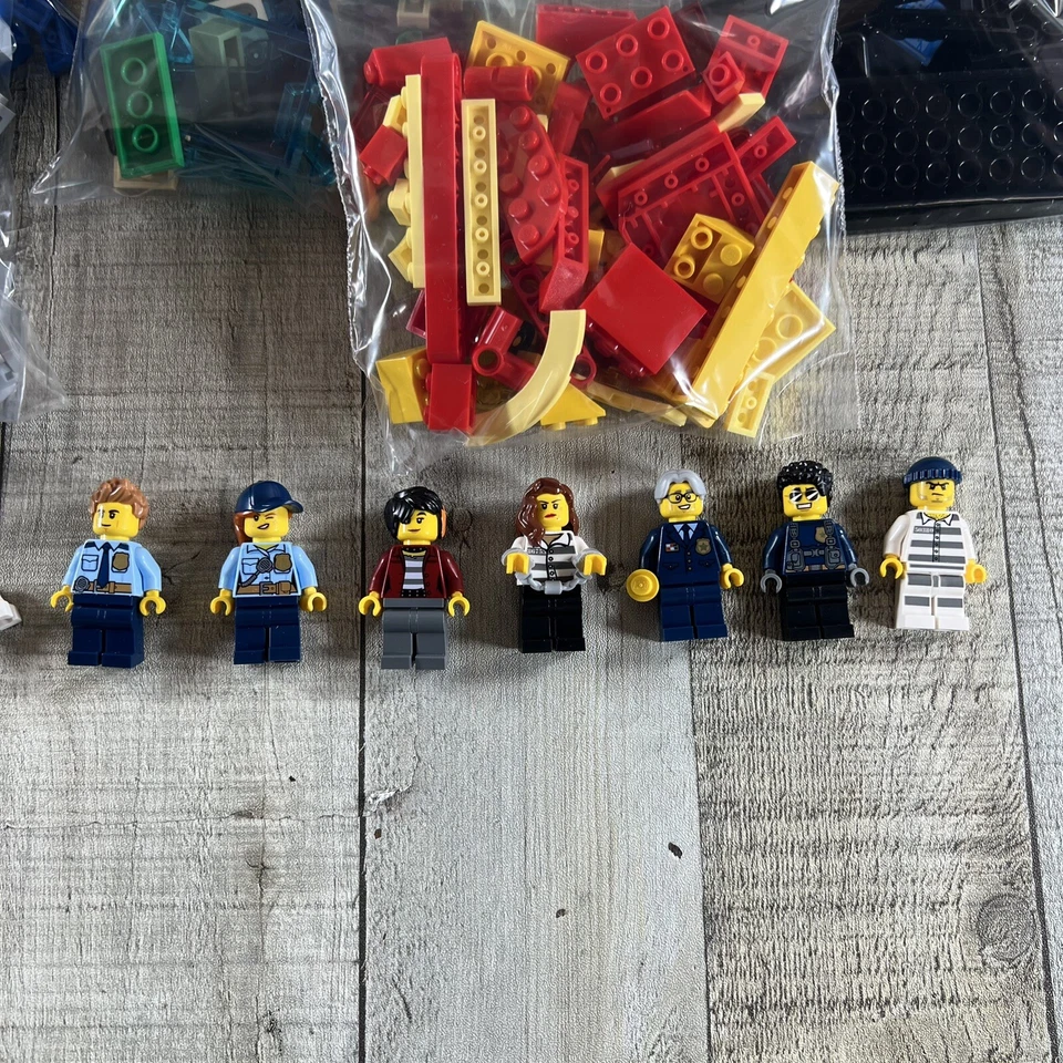 LEGO CITY Comisaría (60246) Montado Una Vez 99% Completo Sin Instrucciones/Caja Foto 2 de 4